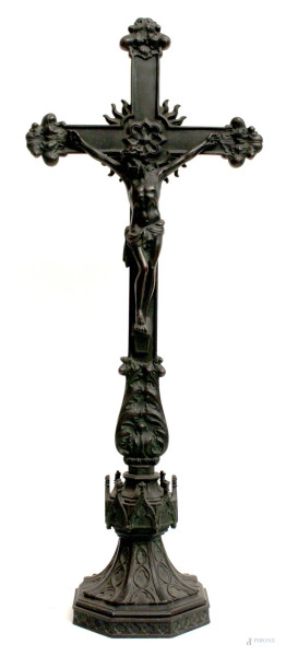 Croce in bronzo brunito, poggiante su base, XIX sec., H. 81 cm.