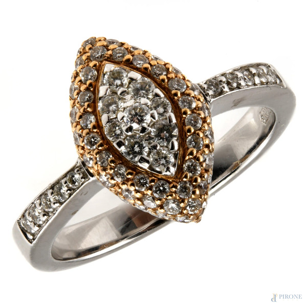 Anello in oro bianco e rosa 18 kt con centrale a pavè di brillantini, peso complessivo gr 5,9, misura 15, (segni di usura, graffi)