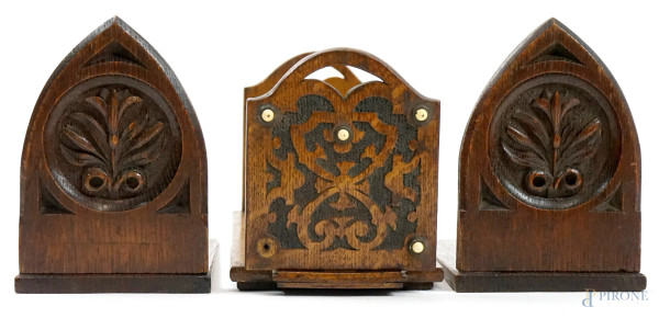 Tre fermalibri in legno intagliato, misure max cm 15x34x14, XX secolo, (difetti).
