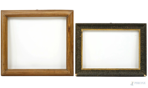 Lotto di due cornici diverse in legno intagliato ed ebanizzato, XX secolo, misure ingombro max cm 52x48, (difetti)