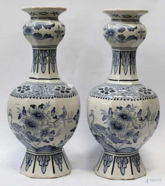 Coppia di vasi di linea ottagonale in maiolica smaltata a tutto decoro di fiori e uccelli, primi 900, h. 39 cm