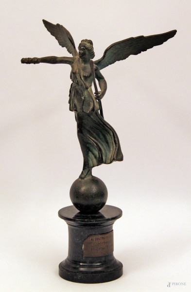 Vittoria alata, scultura in bronzo con dedica, h. cm 27.