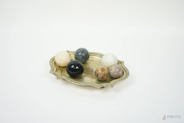 Lotto di cinque sfere in marmi policromi ed una sfera in ceramica smaltata nera, con centrotavola in Sheffield, diam. max sfere cm 5,5 circa
