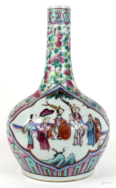 Vaso cinese in porcellana policroma, decori floreali e riserve con personaggi, alt. cm 34, XX secolo