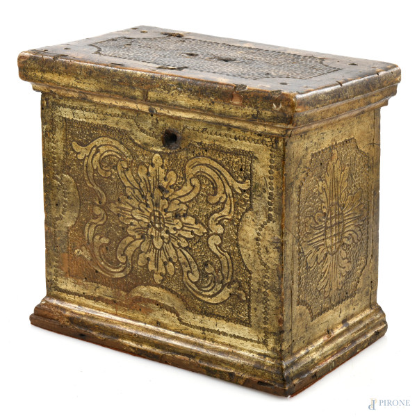 Scatola a due vani in legno intagliato e dorato, XX secolo, cm 20x22,5x13,(segni di usura, difetti, scalfiture, rotture)