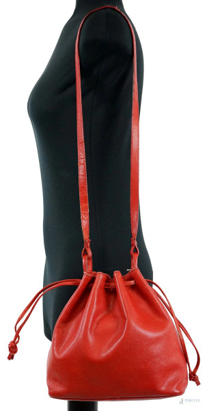 Bottega Veneta, borsa secchiello in pelle rossa, cm 22x24,5x12, lunghezza manici cm 49, (segni del tempo).