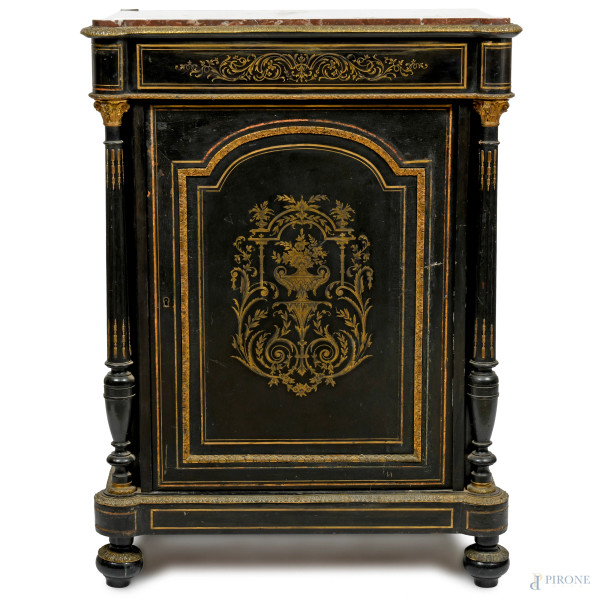 Servantina Napoleone III in legno laccato nero decorata con elementi in oro a motivo vegetale frontale. Fronte a uno sportello affiancato da due colonne corinzie. Piano in marmo, XIX secolo, cm 109x79x40,5, (difetti)