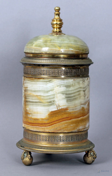 Cofanetto a forma cilindrica in onice con finitura in argento a vermeille, altezza 25 cm.