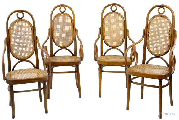 Quattro poltroncine stile Thonet in faggio con braccioli ricurvi, schienale e sedili in paglia di Vienna, prima metà XX secolo, cm h 113, (difetti).