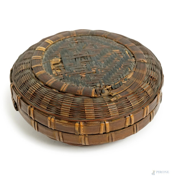 Lotto di due cesti cinesi, diametro max cm 29,5 (difetti)