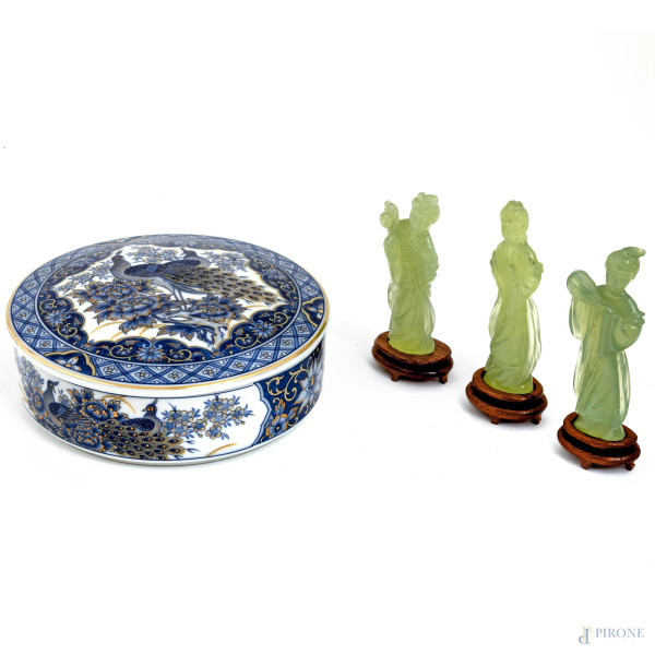 Lotto composto da un portagioie in porcellana smaltata e dorata con decori a pavoni e volute vegetali e tre Guanyin, XX secolo, misura max cm 4x14 (difetti)
