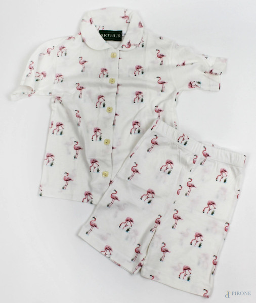 Arthur, pigiama da bambina due pezzi bianco con fantasia a fenicotteri, maglietta  a maniche corte con colletto e bottoni, pantaloncino con elastico in vita, taglia 2 anni.