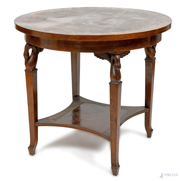 Tavolo tondo in legno impiallacciato in mogano e piuma di mogano con piano circolare poggiante su gambe con sculture apicali di cigni, XIX-XX secolo, cm 80x90, (segni di usura, scalfiture, difetti)