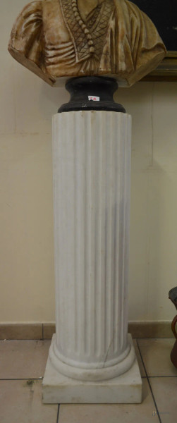 Coppia di colonne scannellate in marmo statuario, h. 100 cm.