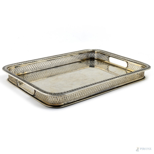 Lotto composto da due vassoi in argento, XX secolo, misure massime cm 26,5x36,5, peso complessivo...