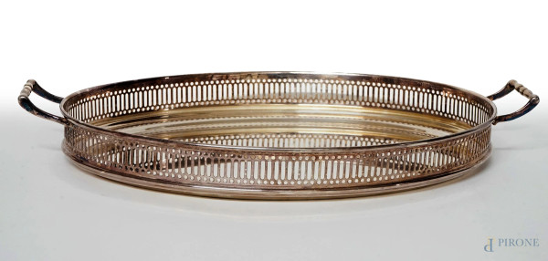 Vassoio di linea ovale in argento, bordo a ringhierina, due prese laterali, cm h 5x35,5x22, gr 494