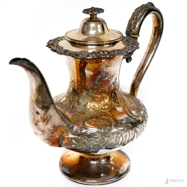 Caffettiera in metallo argentaro riccamente decorata con girali e motivi floreali, XX secolo, cm 25x25x11