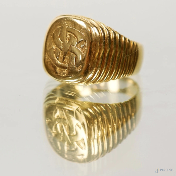 Anello in oro 750 con iniziali incise, peso gr. 16,4 misura 21