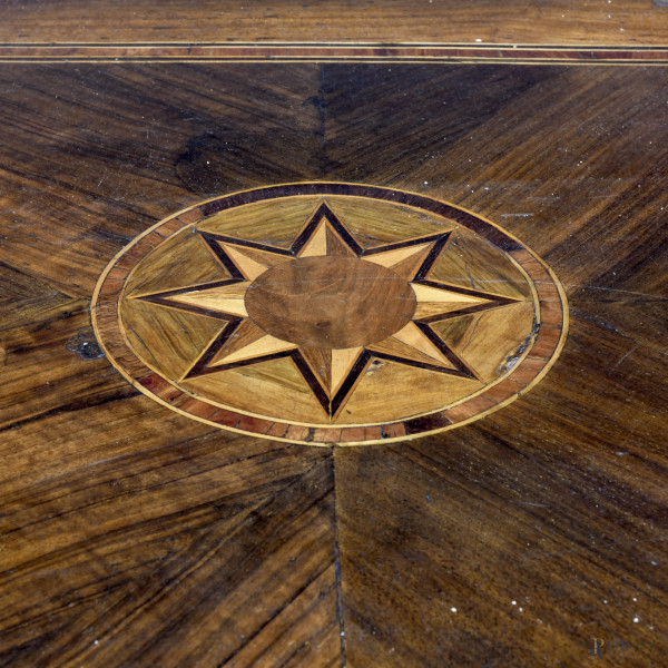 Cassettone Luigi XVI in legno intarsiato in varie essenze con fronte scandito da tre cassetti in ...