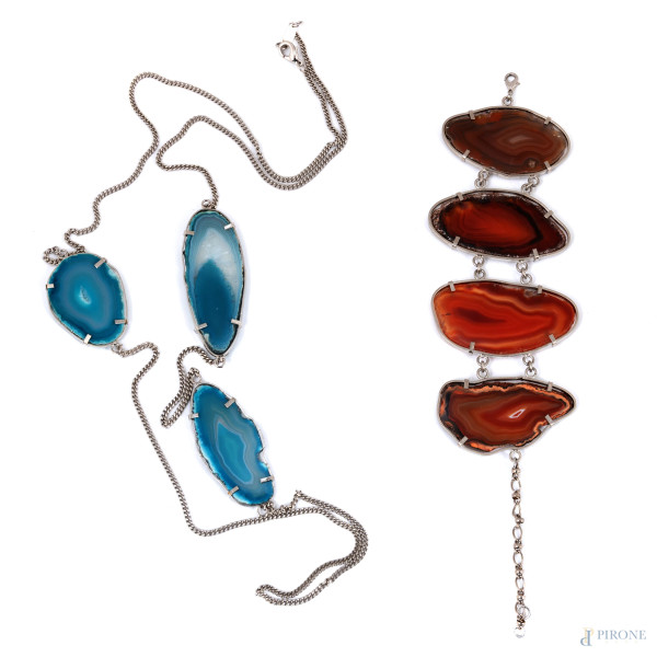 Lotto composto da una collana (lunghezza cm 126) e un bracciale (lunghezza cm 27) con agate