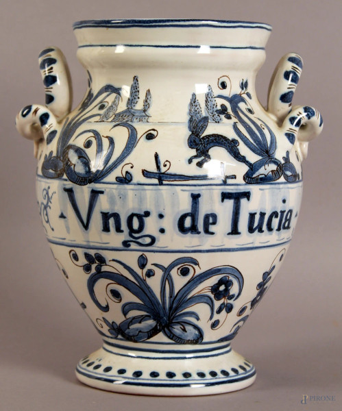 Vasetto in maiolica bianco e blu con manici a serpentina, altezza 20 cm.