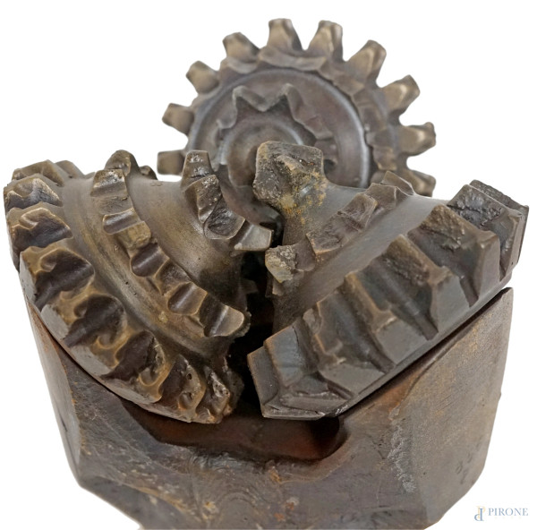 Scultura a forma di punta di trivella petrolifera, in metallo brunito, base in legno, altezza cm ...