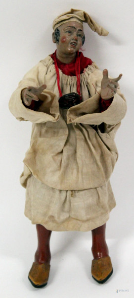 Pulcinella da presepe napoletano in terracotta, XIX sec., H 30 cm.