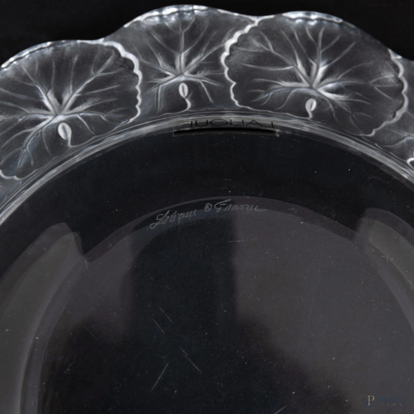 Centrotavola Lalique con decori a foglie in rilievo lungo l'orlo, XX secolo, 5,5x27,5 (lievi segn...
