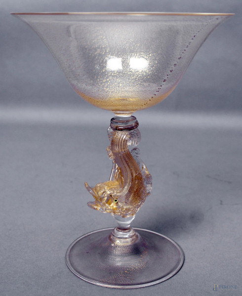 Calice in vetro di Murano, fondo oro, retto da tritone, H 22 cm.