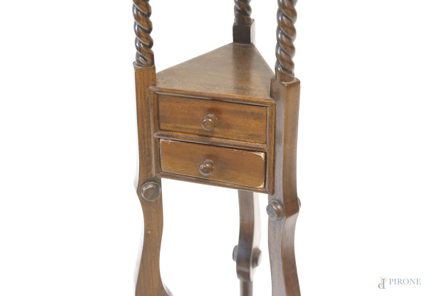 Trespolo in noce, piano circolare poggiante su tre montanti scolpiti a tortiglione inframezzati d...