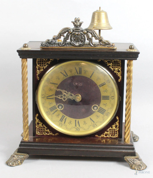 Orologio da tavolo in legno e metallo, altezza 30 cm, XX secolo, (da revisionare), (la figura &#232; in plastica).
