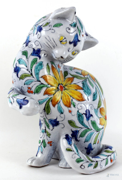 Gatto in ceramica dipinta a motivi floreali, manifattura italiana, XX secolo, alt.  Cm 34