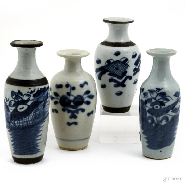 Lotto di 4 vasi portafiori in porcellana bianca con decori nei toni del blu, Cina, XX secolo, altezza massi cm 15, (segni di usura del tempo, difetti di cottura)