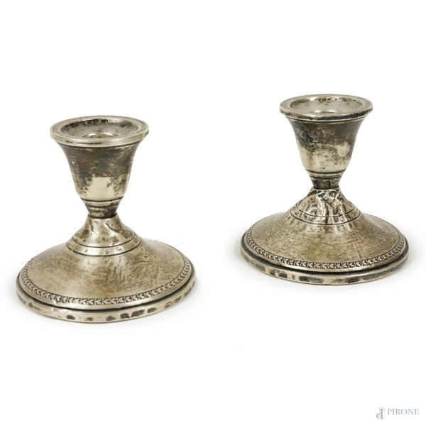 Coppia di candelieri in argento sterling, appesantiti, XX secolo, cm h 8, (difetti)