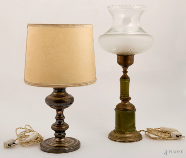 Lotto composto da due lampade da tavolo, una in onice ed argento con diffusore in vetro e l'altra in argento con paralume in stoffa, altezza massima cm 44 (difetti, da revisionare)