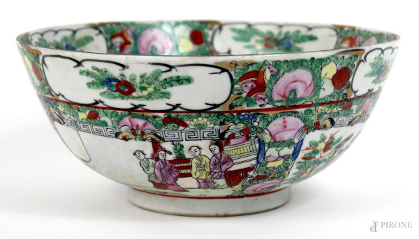 Bowl in porcellana policroma, interamente decorata con figure di corte e intrecci floreali, altezza cm. 10, diametro cm.23,5, Cina, XX secolo