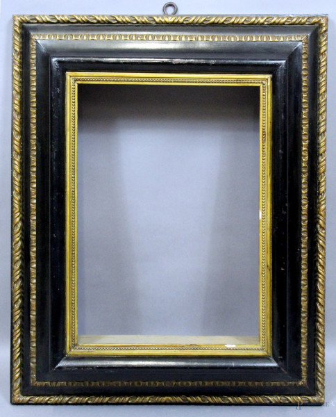 Cornice a cassetta del XVIII sec. in legno ebanizzato con bordi dorati, ingombro 58,5x48 cm, specchio 38,5x28 cm.