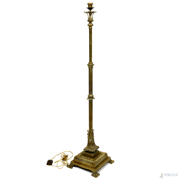 Lampada da terra in bronzo dorato con fusto scanalato e base scanalata, XX secolo, altezza cm 161 (da revisionare)