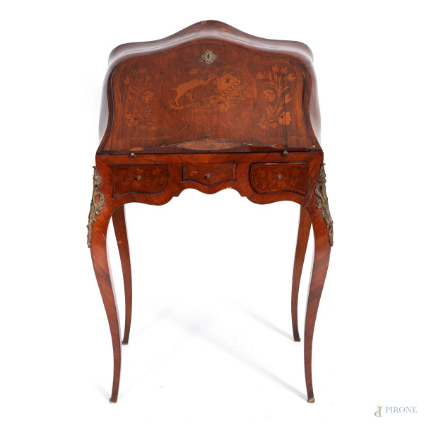 Ribaltina in legno impiallacciato e intarsiato in varie essenze. Fronte a tre cassetti sormontati da sportello a calatoia fungente da piano scrittoio e celante vani e cassetti, XX secolo, cm 100x62x42, (segni di usura, scalfiture, rotture, restauri, difetti)