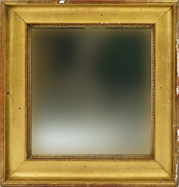 Specchiera di linea rettangolare in legno dorato, XX secolo, misure ingombro cm 53x49,5, misure luce cm 37x33, (difetti).