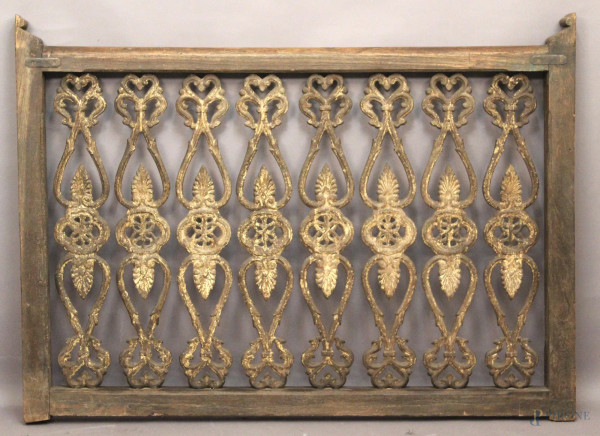 Balaustra in ferro e legno, arte orientale, cm 110 x 146.