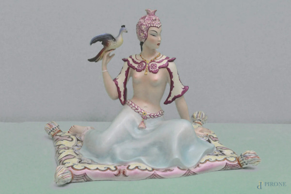 Odalisca con volatile, scultura in porcellana policroma, marcata Ronzan, h.27 cm.
