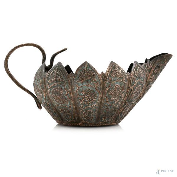 Versatoio mediorientale in rame decorato a cesello e sbalzo a motivi floreali. Presa a foggia di serpente, XX secolo, cm 11x25x17, (segni di usura)
