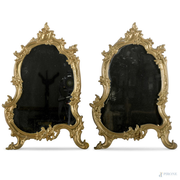 Coppia di specchiere in bronzo dorato a volute, XX secolo, cm 56x38,5, (difetti)