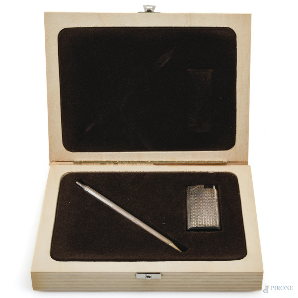 Set di accendino e penna rivestiti in argento, entro scatola di legno, XX secolo, lunghezza penna cm 13,5, (segni di usura, difetti, da revisionare)