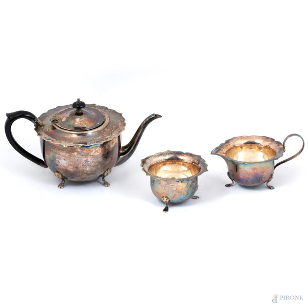Servizio da the in metallo argentato composto da teiera, zuccheriera e lattiera, XX secolo, altez...
