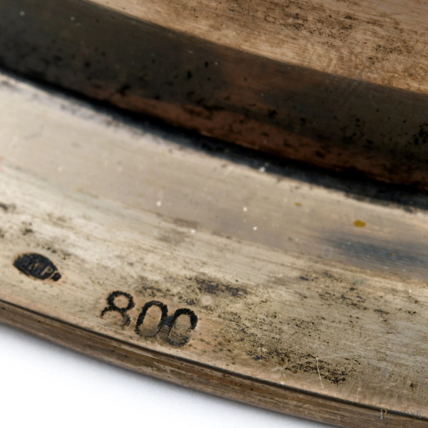 Lotto composto da due centrotavola in argento 800/000, misure massime cm 6,5x31x25, peso gr 780