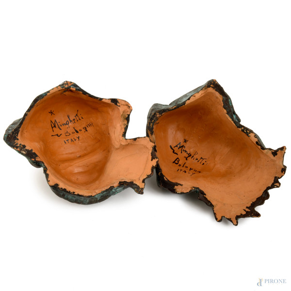 Coppia di sculture in terracotta dorate e patinate a bronzo raffiguranti bevitori, al retro "Ming...