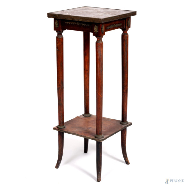 Gueridon portafiori dal profilo quadrato con struttura in legno con inserti in bronzo e piano in marmo, XX secolo, cm 77,5x30,5x30,5, (segni di usura, scalfiture, difetti)