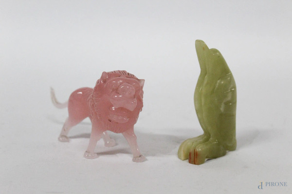 Lotto composto da un leone in quarzo rosa, cm 6 x 13, ed un pinguino in pietra saponaria H 9 cm.